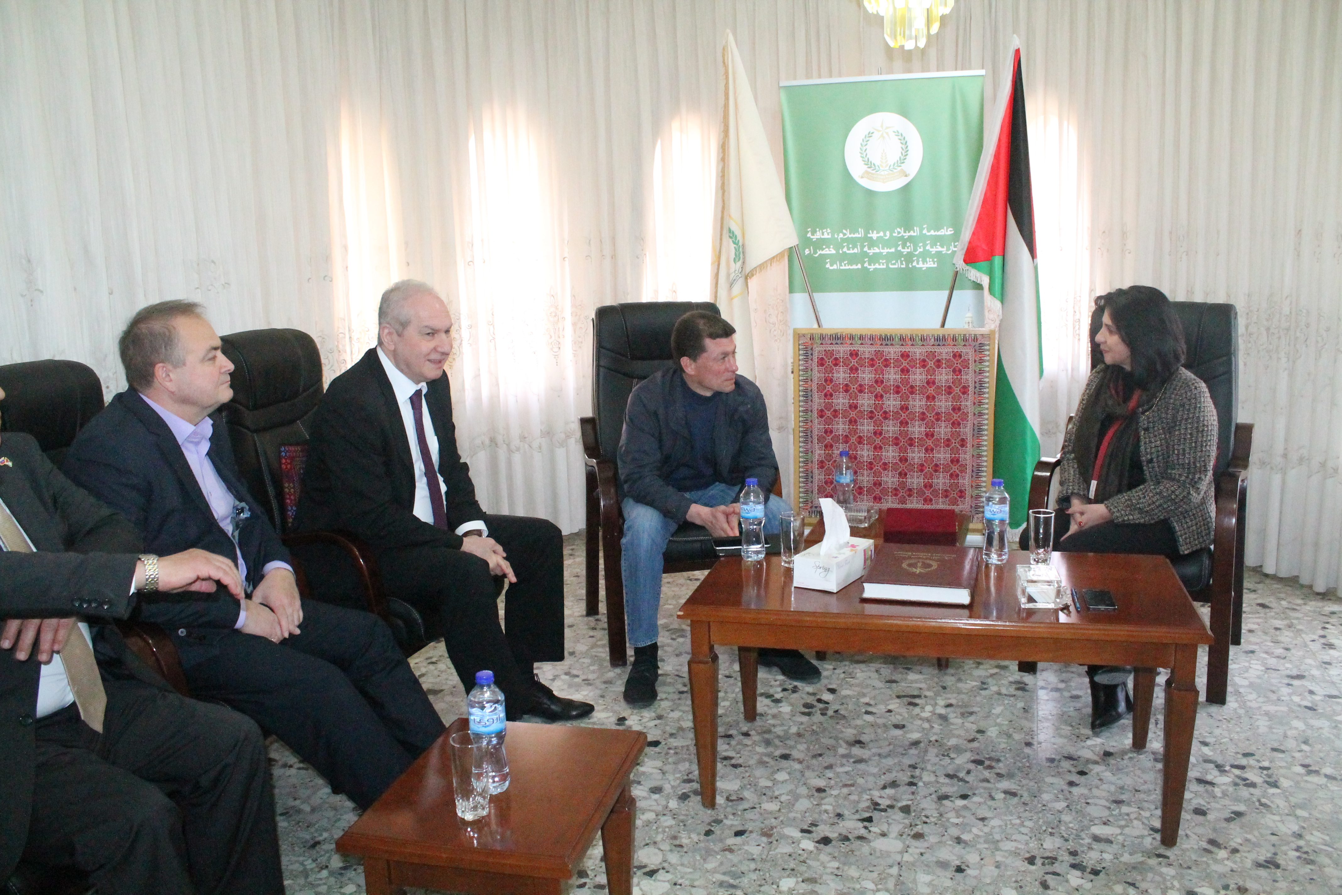 رئيسة بلدية بيت لحم تستقبل وزير العمل والشؤون الإجتماعية الروسي في البلدية وترافقه في جولة إلى كنيسة المهد