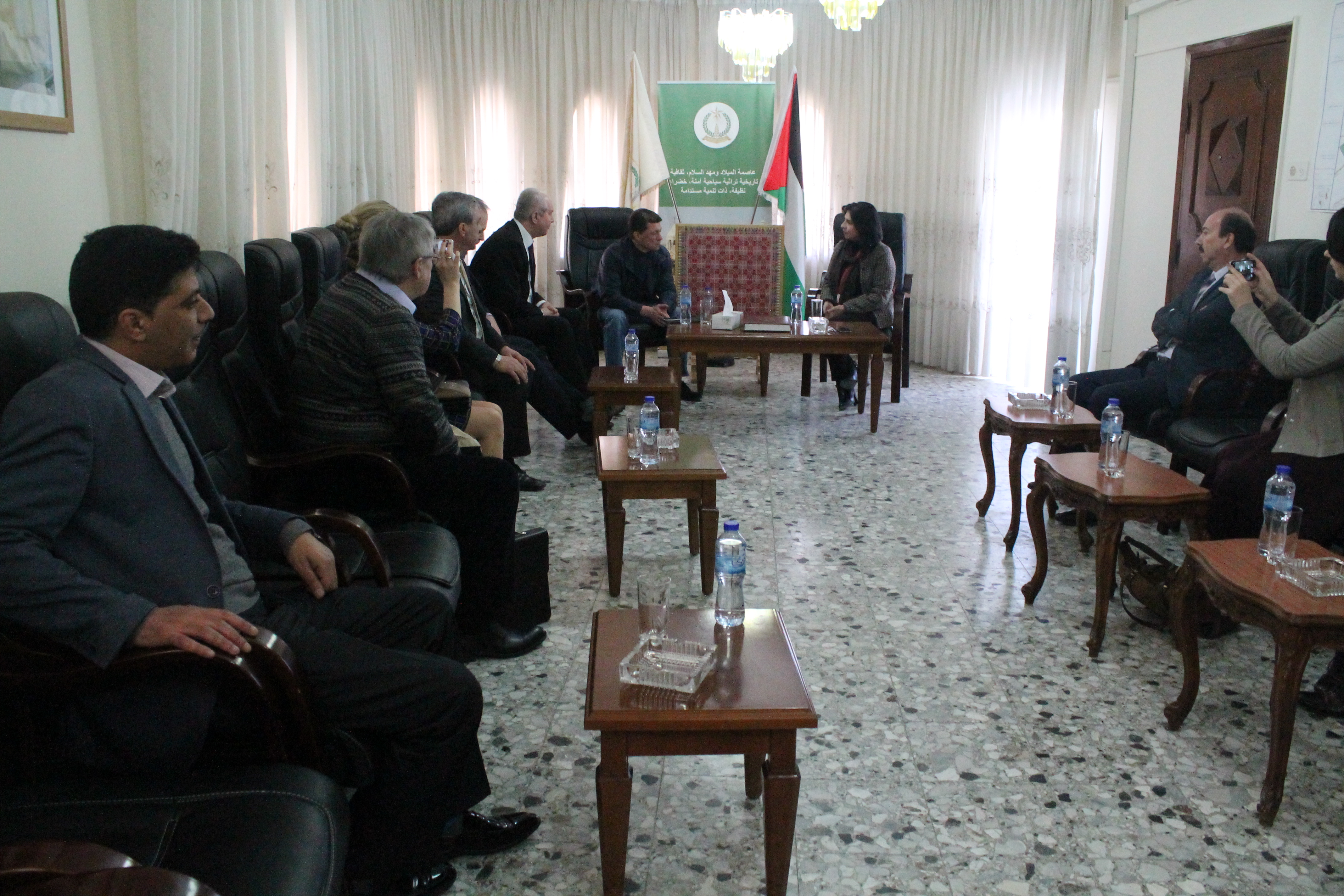 رئيسة بلدية بيت لحم تستقبل وزير العمل والشؤون الإجتماعية الروسي في البلدية وترافقه في جولة إلى كنيسة المهد