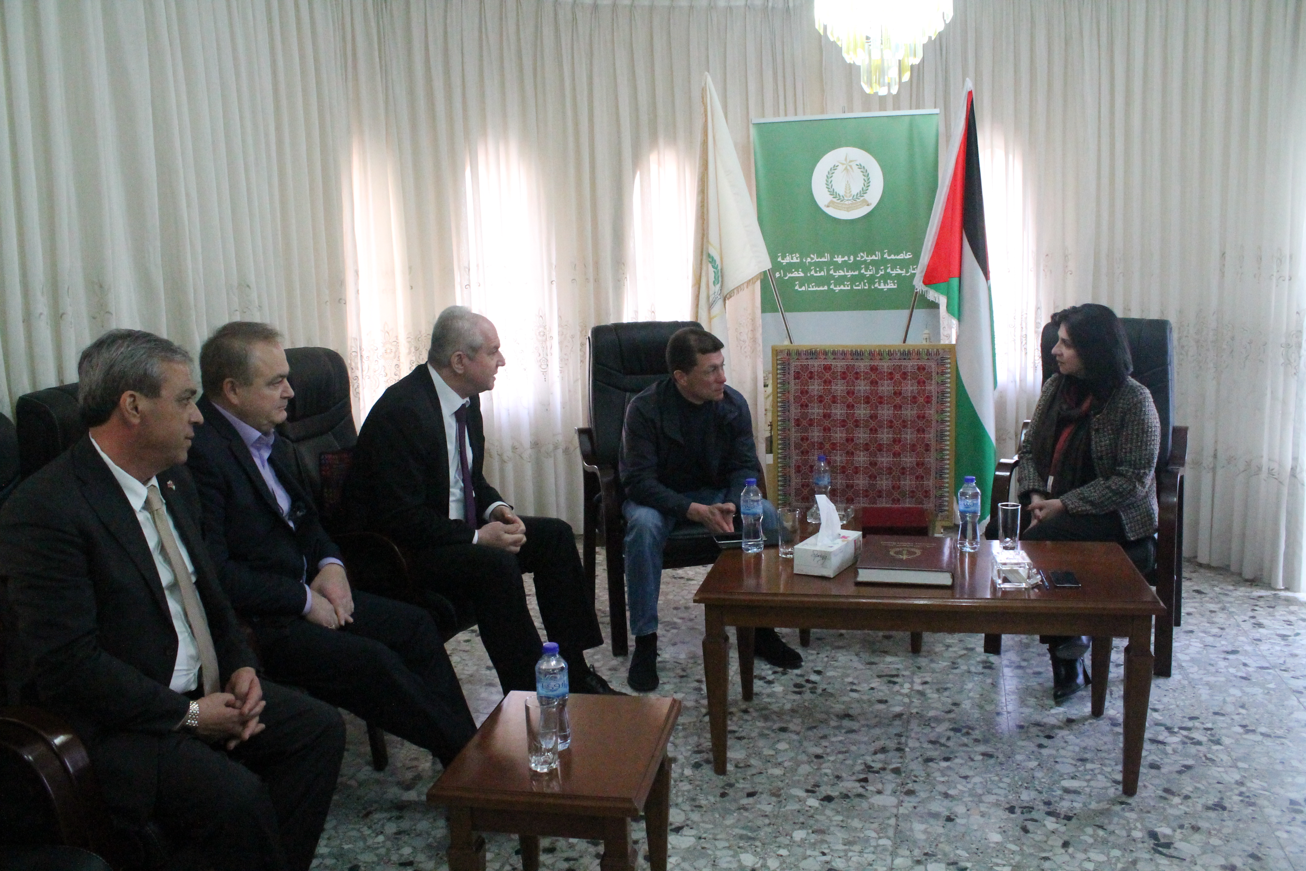 رئيسة بلدية بيت لحم تستقبل وزير العمل والشؤون الإجتماعية الروسي في البلدية وترافقه في جولة إلى كنيسة المهد