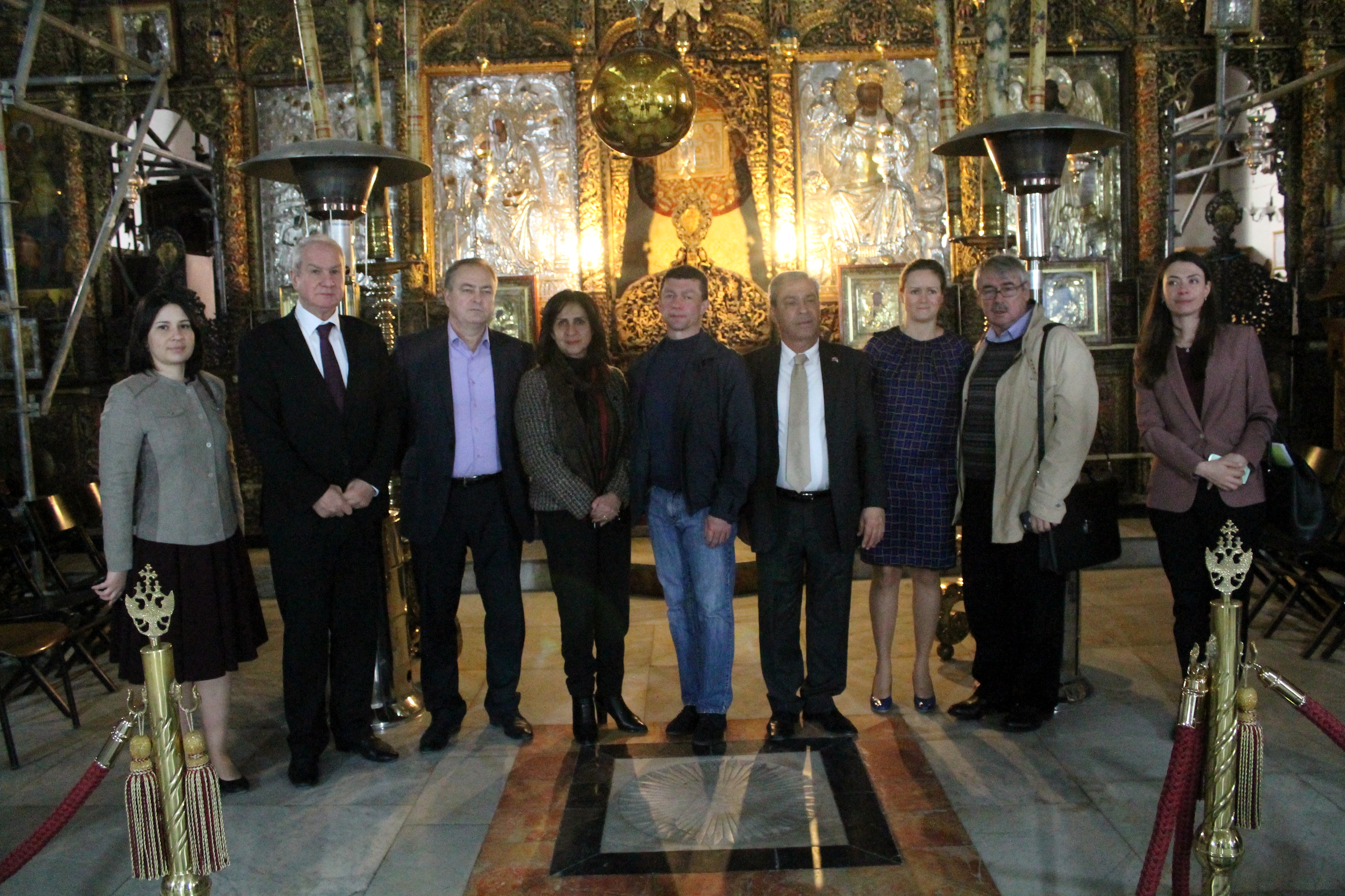 رئيسة بلدية بيت لحم تستقبل وزير العمل والشؤون الإجتماعية الروسي في البلدية وترافقه في جولة إلى كنيسة المهد