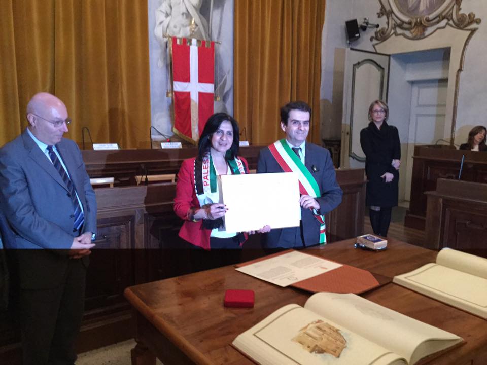 خلال جولتها في إيطاليا بابون تلتقي بعدد من الشخصيات الإيطالية وتُكَرم بجائزة كيارة لوبيك لدورها الرائد في المحافظة على قيم السلام