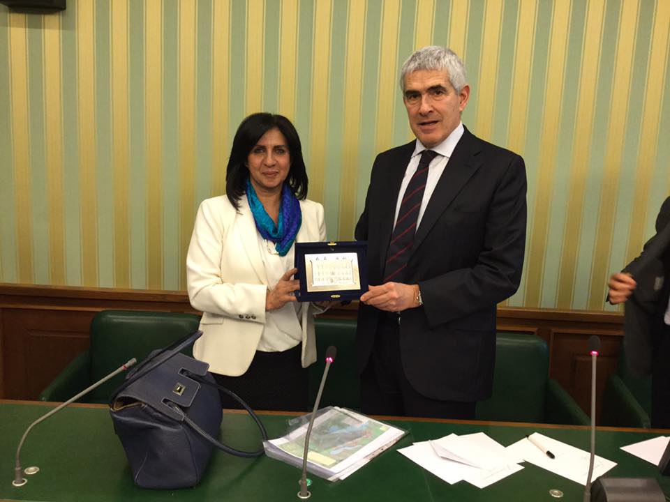 خلال جولتها في إيطاليا بابون تلتقي بعدد من الشخصيات الإيطالية وتُكَرم بجائزة كيارة لوبيك لدورها الرائد في المحافظة على قيم السلام