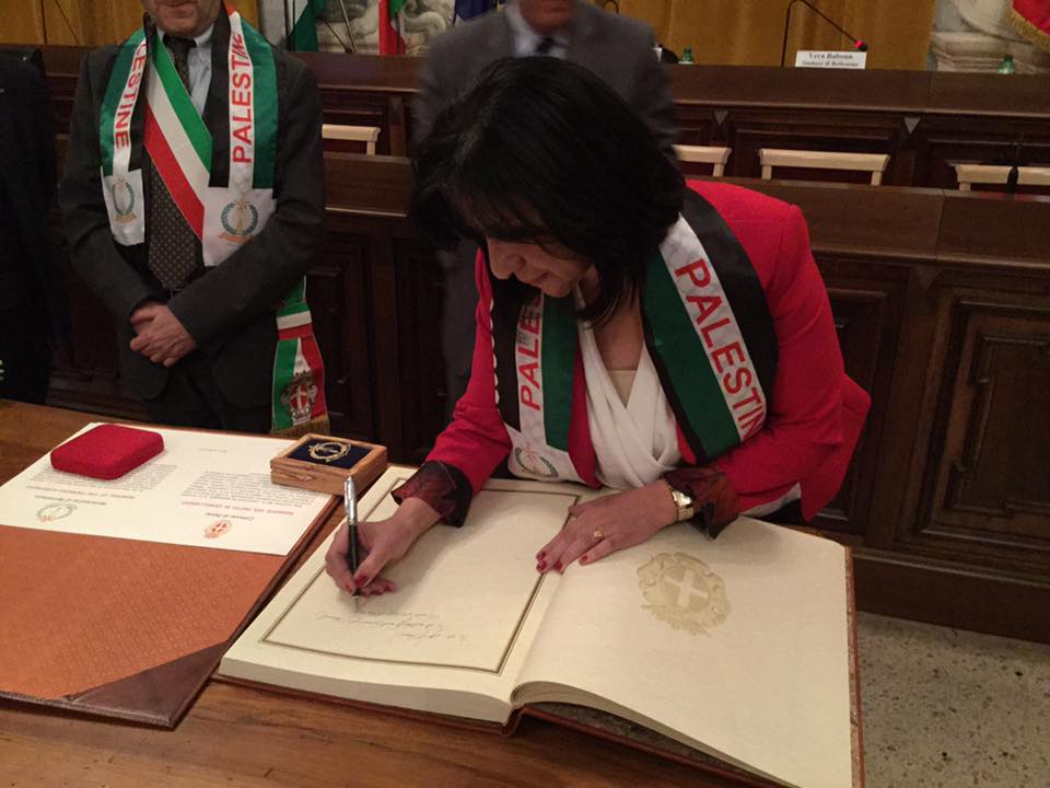 خلال جولتها في إيطاليا بابون تلتقي بعدد من الشخصيات الإيطالية وتُكَرم بجائزة كيارة لوبيك لدورها الرائد في المحافظة على قيم السلام