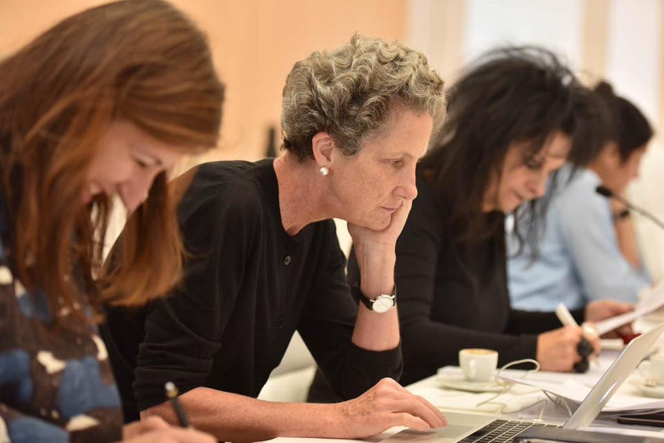 خلال جولتها في إيطاليا بابون تلتقي بعدد من الشخصيات الإيطالية وتُكَرم بجائزة كيارة لوبيك لدورها الرائد في المحافظة على قيم السلام