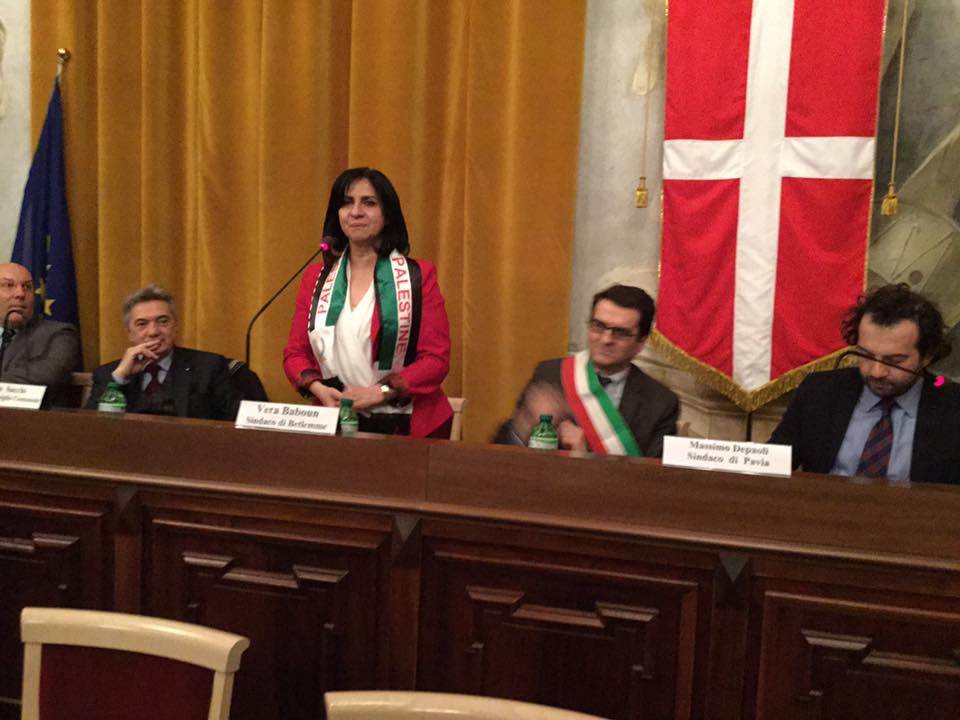 خلال جولتها في إيطاليا بابون تلتقي بعدد من الشخصيات الإيطالية وتُكَرم بجائزة كيارة لوبيك لدورها الرائد في المحافظة على قيم السلام