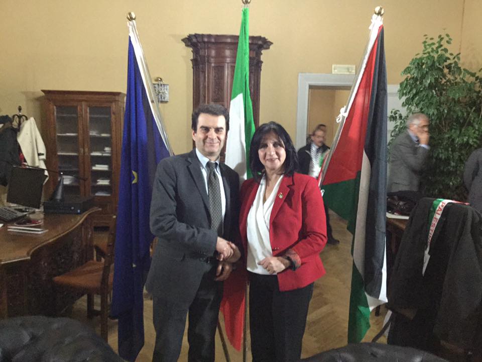 خلال جولتها في إيطاليا بابون تلتقي بعدد من الشخصيات الإيطالية وتُكَرم بجائزة كيارة لوبيك لدورها الرائد في المحافظة على قيم السلام