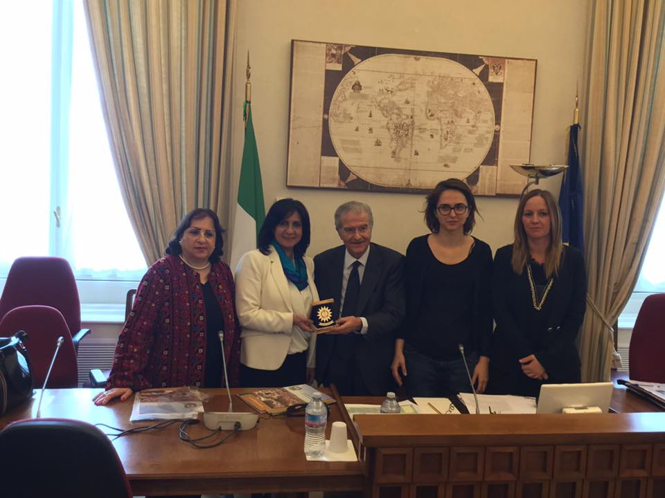 خلال جولتها في إيطاليا بابون تلتقي بعدد من الشخصيات الإيطالية وتُكَرم بجائزة كيارة لوبيك لدورها الرائد في المحافظة على قيم السلام