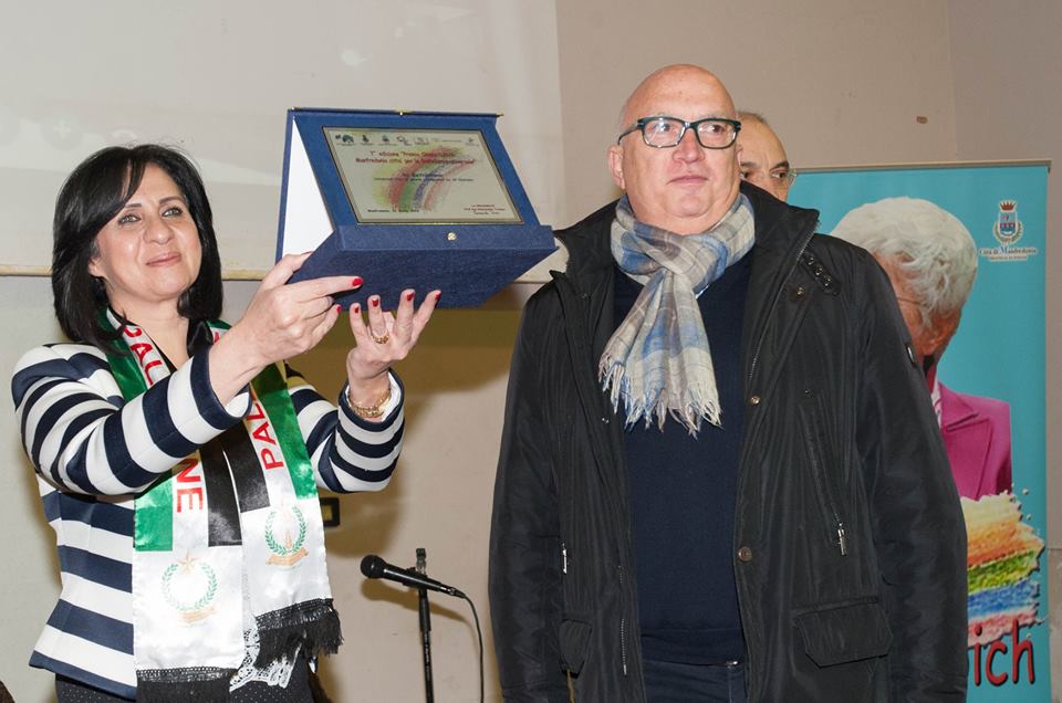 خلال جولتها في إيطاليا بابون تلتقي بعدد من الشخصيات الإيطالية وتُكَرم بجائزة كيارة لوبيك لدورها الرائد في المحافظة على قيم السلام