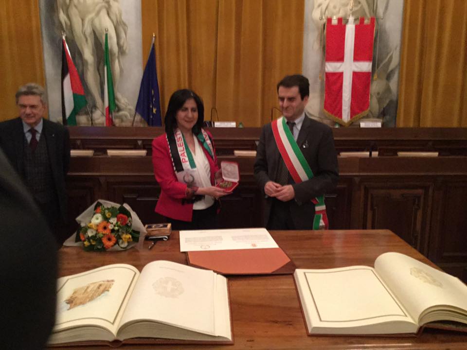 خلال جولتها في إيطاليا بابون تلتقي بعدد من الشخصيات الإيطالية وتُكَرم بجائزة كيارة لوبيك لدورها الرائد في المحافظة على قيم السلام