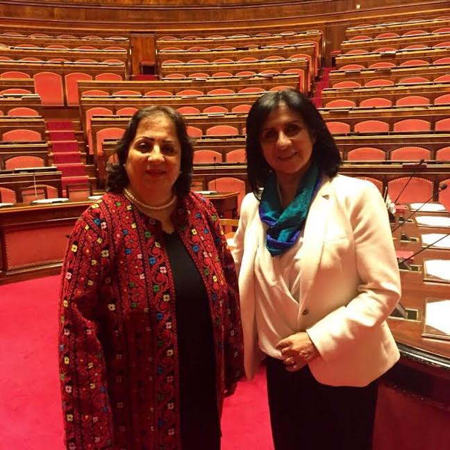 خلال جولتها في إيطاليا بابون تلتقي بعدد من الشخصيات الإيطالية وتُكَرم بجائزة كيارة لوبيك لدورها الرائد في المحافظة على قيم السلام