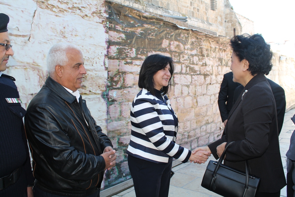  رئيسة بلدية بيت لحم تشارك في استقبال وفد صيني رفيع المستوى وترافقهم في كنيسة المهد