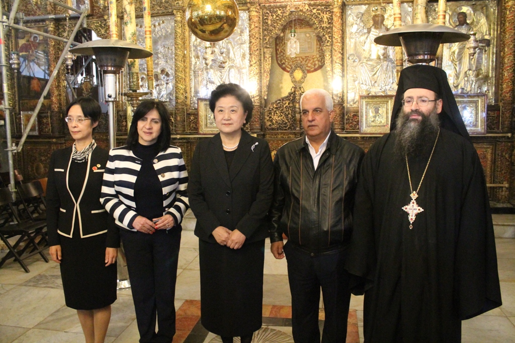  رئيسة بلدية بيت لحم تشارك في استقبال وفد صيني رفيع المستوى وترافقهم في كنيسة المهد