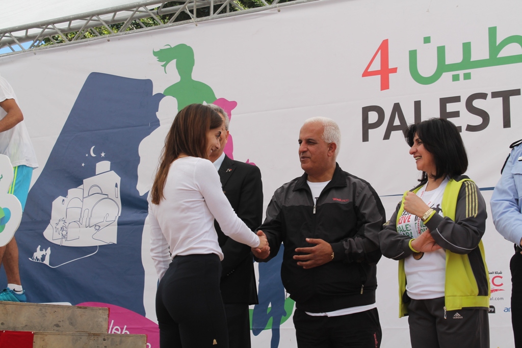 رئيسة بلدية بيت لحم تُطلق ماراثون فلسطين الرابع وتشارك عن فئة 10 كيلومتر للمطالبة بحق المرأة بالميراث  