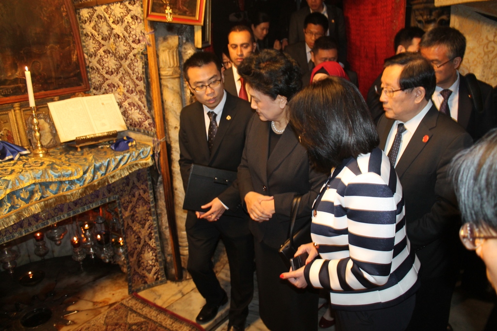  رئيسة بلدية بيت لحم تشارك في استقبال وفد صيني رفيع المستوى وترافقهم في كنيسة المهد