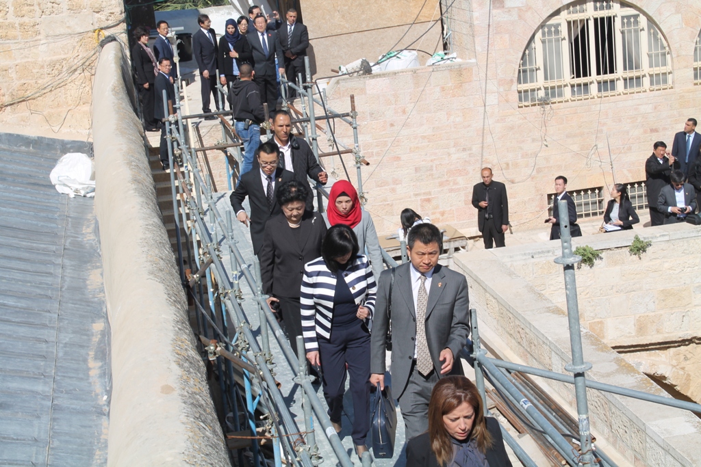  رئيسة بلدية بيت لحم تشارك في استقبال وفد صيني رفيع المستوى وترافقهم في كنيسة المهد