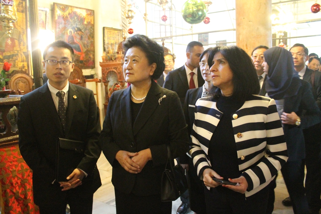  رئيسة بلدية بيت لحم تشارك في استقبال وفد صيني رفيع المستوى وترافقهم في كنيسة المهد