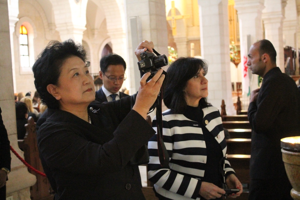  رئيسة بلدية بيت لحم تشارك في استقبال وفد صيني رفيع المستوى وترافقهم في كنيسة المهد