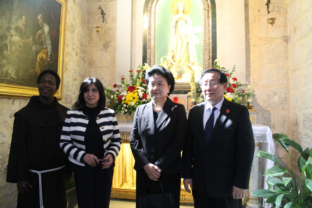  رئيسة بلدية بيت لحم تشارك في استقبال وفد صيني رفيع المستوى وترافقهم في كنيسة المهد