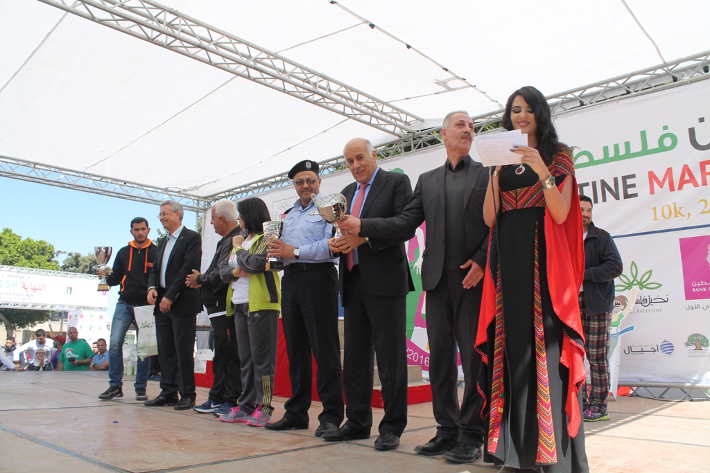 رئيسة بلدية بيت لحم تُطلق ماراثون فلسطين الرابع وتشارك عن فئة 10 كيلومتر للمطالبة بحق المرأة بالميراث  