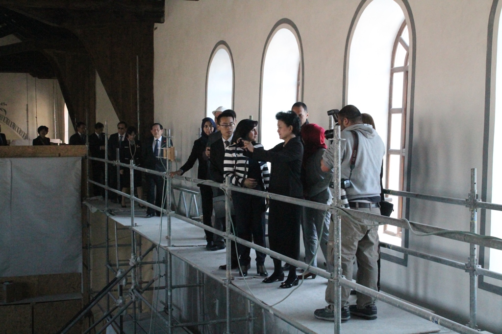  رئيسة بلدية بيت لحم تشارك في استقبال وفد صيني رفيع المستوى وترافقهم في كنيسة المهد