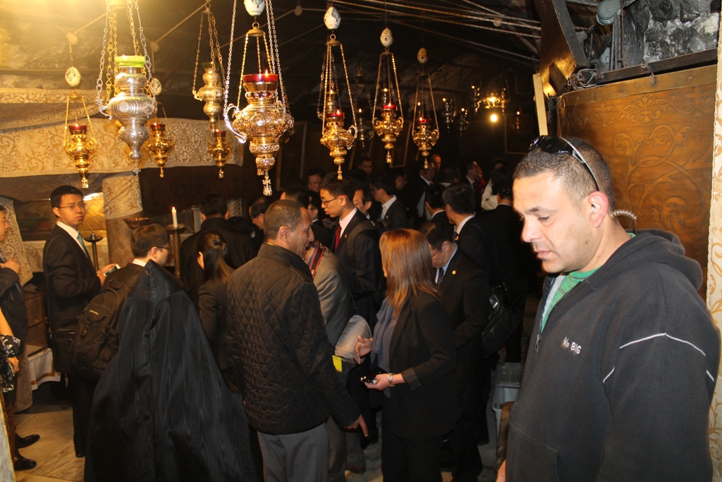  رئيسة بلدية بيت لحم تشارك في استقبال وفد صيني رفيع المستوى وترافقهم في كنيسة المهد