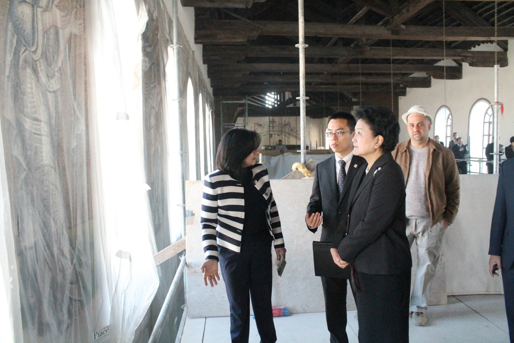  رئيسة بلدية بيت لحم تشارك في استقبال وفد صيني رفيع المستوى وترافقهم في كنيسة المهد