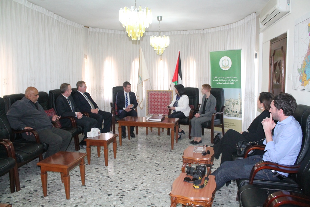 رئيسة بلدية بيت لحم تستقبل رئيس مقاطعة نيو سوث ويلز الأسترالية وترافقه في جولة إلى كنيسة المهد