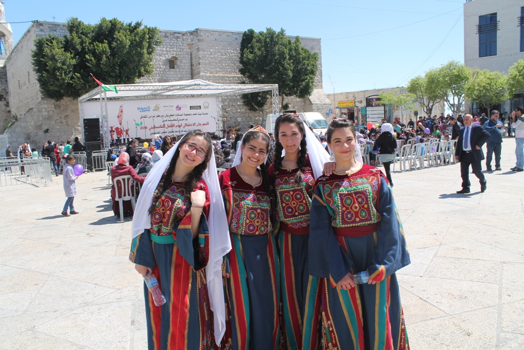 رئيسة بلدية بيت لحم تؤكد في المهرجان الإحتفالي ليوم الطفل الفلسطيني على حق الطفل بالعيش بكرامة 