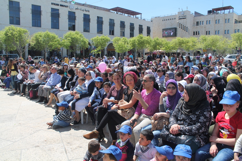 رئيسة بلدية بيت لحم تؤكد في المهرجان الإحتفالي ليوم الطفل الفلسطيني على حق الطفل بالعيش بكرامة 