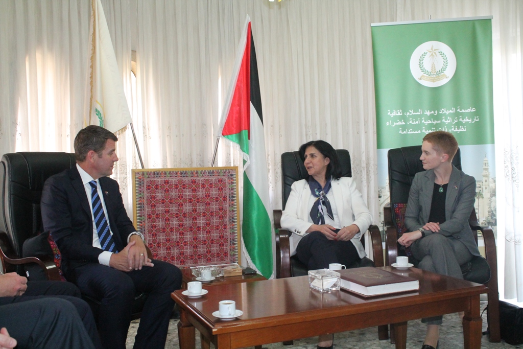 رئيسة بلدية بيت لحم تستقبل رئيس مقاطعة نيو سوث ويلز الأسترالية وترافقه في جولة إلى كنيسة المهد