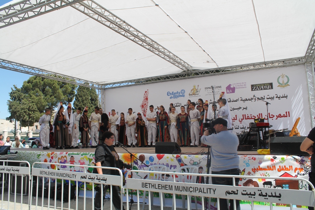 رئيسة بلدية بيت لحم تؤكد في المهرجان الإحتفالي ليوم الطفل الفلسطيني على حق الطفل بالعيش بكرامة 