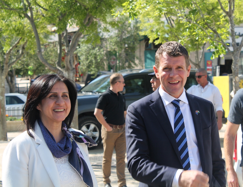 رئيسة بلدية بيت لحم تستقبل رئيس مقاطعة نيو سوث ويلز الأسترالية وترافقه في جولة إلى كنيسة المهد