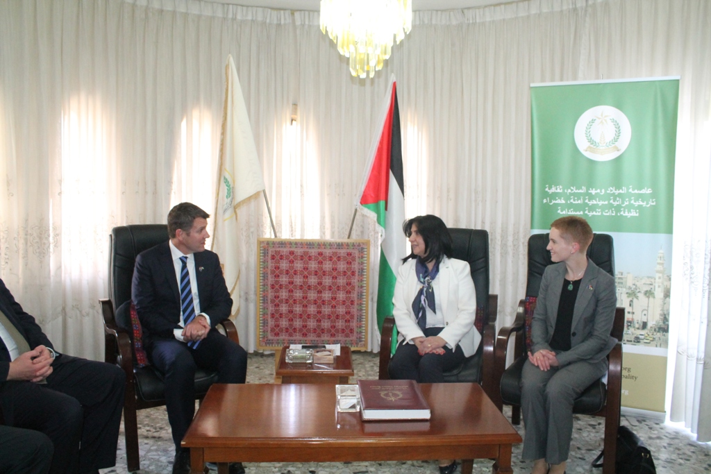 رئيسة بلدية بيت لحم تستقبل رئيس مقاطعة نيو سوث ويلز الأسترالية وترافقه في جولة إلى كنيسة المهد