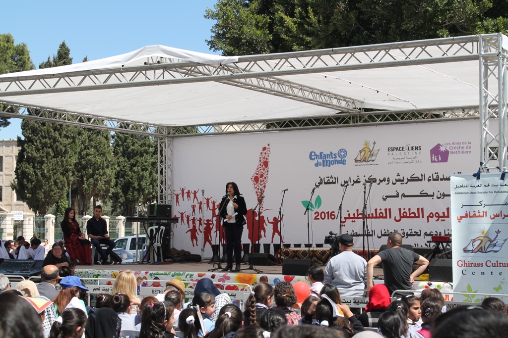 رئيسة بلدية بيت لحم تؤكد في المهرجان الإحتفالي ليوم الطفل الفلسطيني على حق الطفل بالعيش بكرامة 