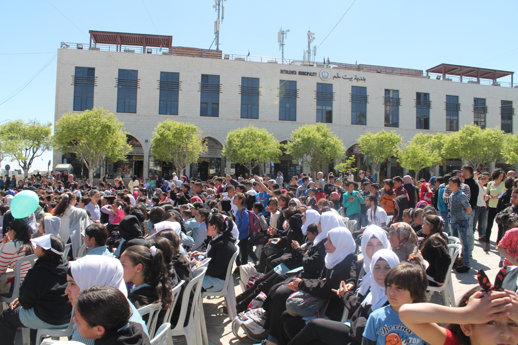 رئيسة بلدية بيت لحم تؤكد في المهرجان الإحتفالي ليوم الطفل الفلسطيني على حق الطفل بالعيش بكرامة 