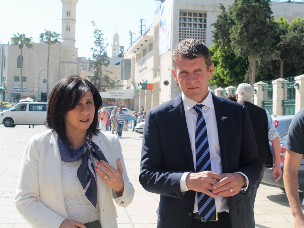 رئيسة بلدية بيت لحم تستقبل رئيس مقاطعة نيو سوث ويلز الأسترالية وترافقه في جولة إلى كنيسة المهد