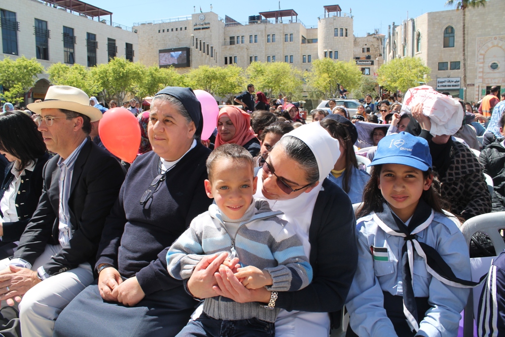 رئيسة بلدية بيت لحم تؤكد في المهرجان الإحتفالي ليوم الطفل الفلسطيني على حق الطفل بالعيش بكرامة 
