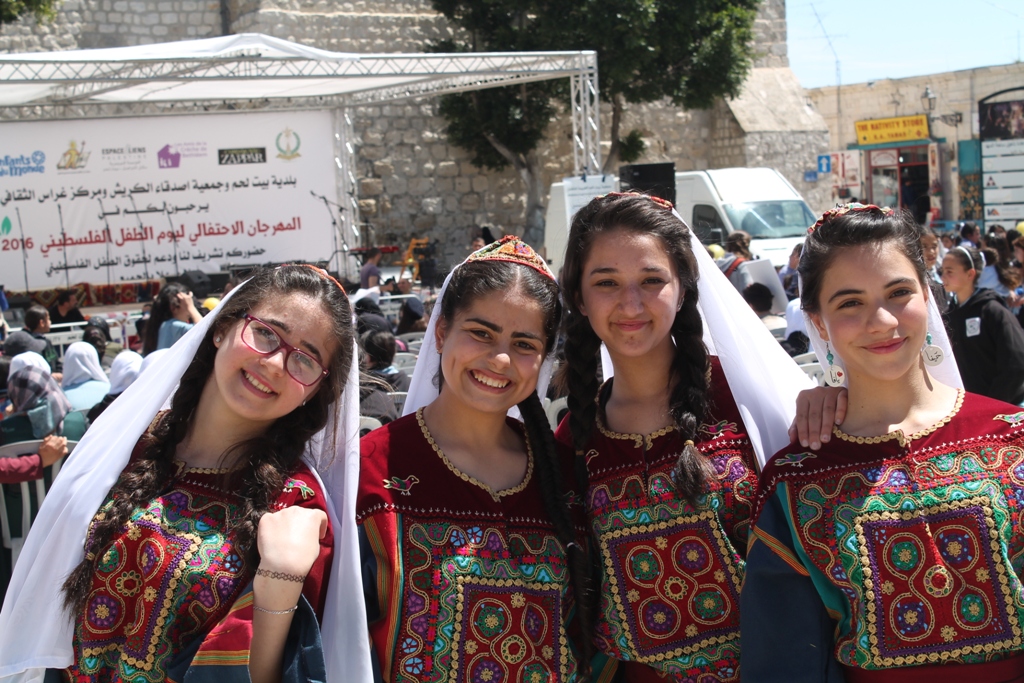 رئيسة بلدية بيت لحم تؤكد في المهرجان الإحتفالي ليوم الطفل الفلسطيني على حق الطفل بالعيش بكرامة 