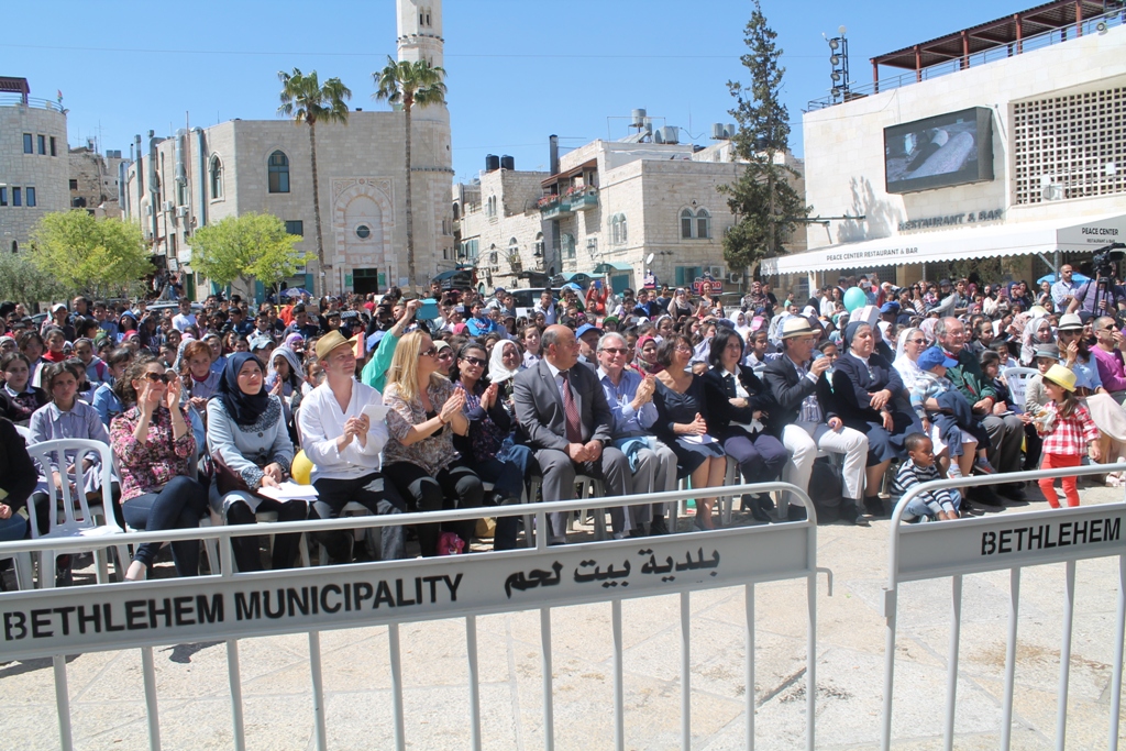 رئيسة بلدية بيت لحم تؤكد في المهرجان الإحتفالي ليوم الطفل الفلسطيني على حق الطفل بالعيش بكرامة 