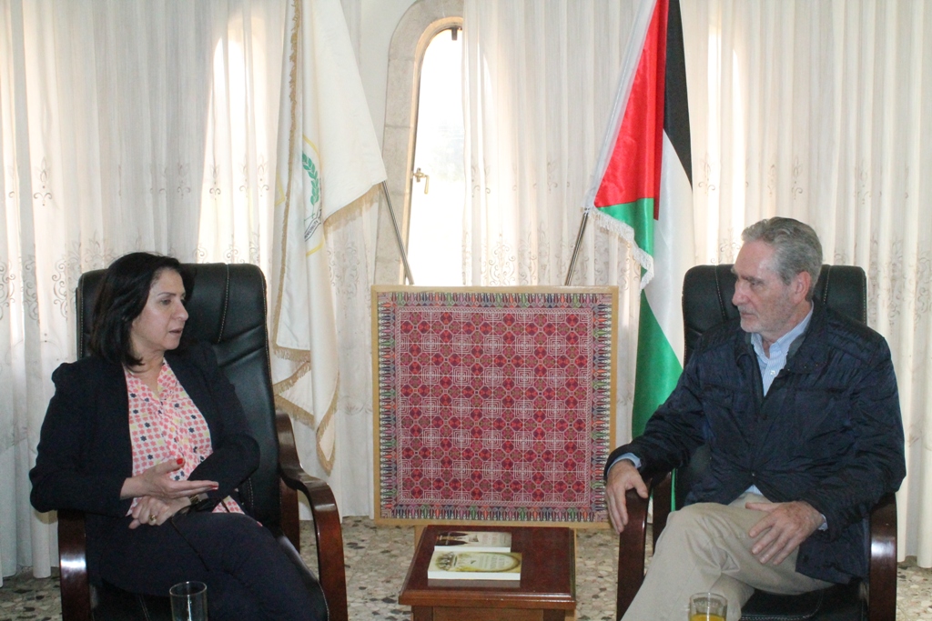 بابون تستقبل الروائي الإسباني مارثيليانو غاليانو روبيرو المناصر للقضية الفلسطينية 