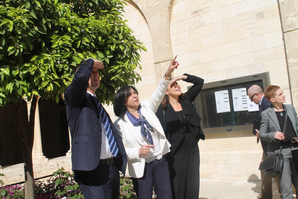 رئيسة بلدية بيت لحم تستقبل رئيس مقاطعة نيو سوث ويلز الأسترالية وترافقه في جولة إلى كنيسة المهد