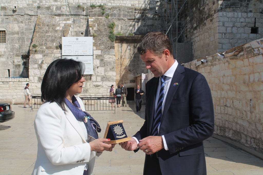 رئيسة بلدية بيت لحم تستقبل رئيس مقاطعة نيو سوث ويلز الأسترالية وترافقه في جولة إلى كنيسة المهد