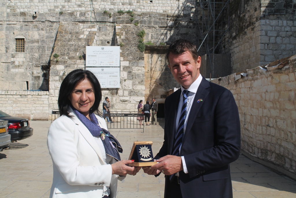 رئيسة بلدية بيت لحم تستقبل رئيس مقاطعة نيو سوث ويلز الأسترالية وترافقه في جولة إلى كنيسة المهد