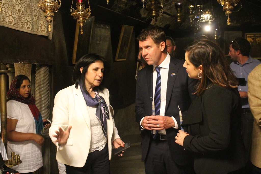 رئيسة بلدية بيت لحم تستقبل رئيس مقاطعة نيو سوث ويلز الأسترالية وترافقه في جولة إلى كنيسة المهد