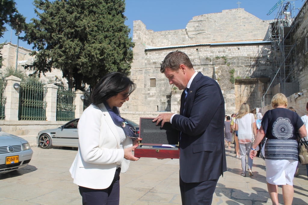 رئيسة بلدية بيت لحم تستقبل رئيس مقاطعة نيو سوث ويلز الأسترالية وترافقه في جولة إلى كنيسة المهد