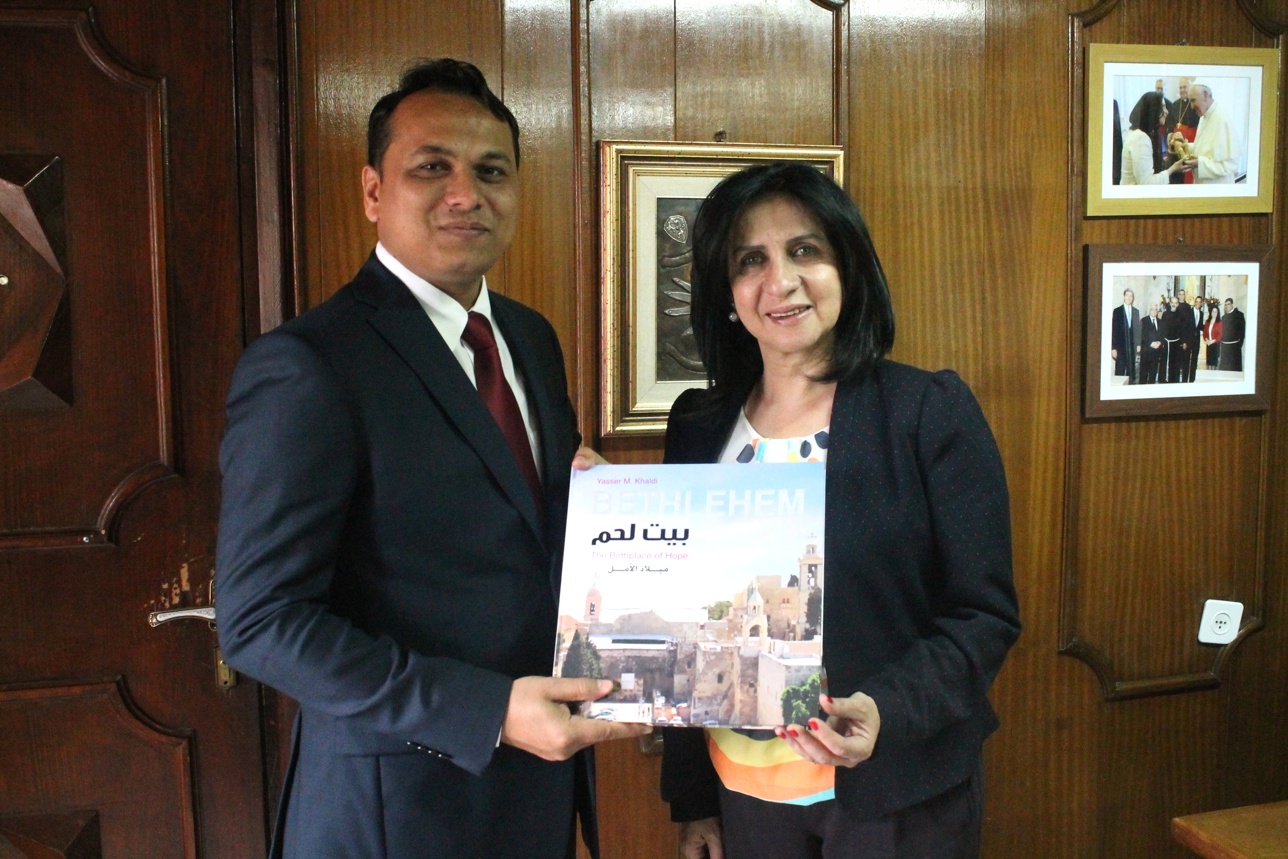 رئيسة بلدية بيت لحم تستقبل ممثل الهند في فلسطين وتضعه عند اخر تطورات المدينة