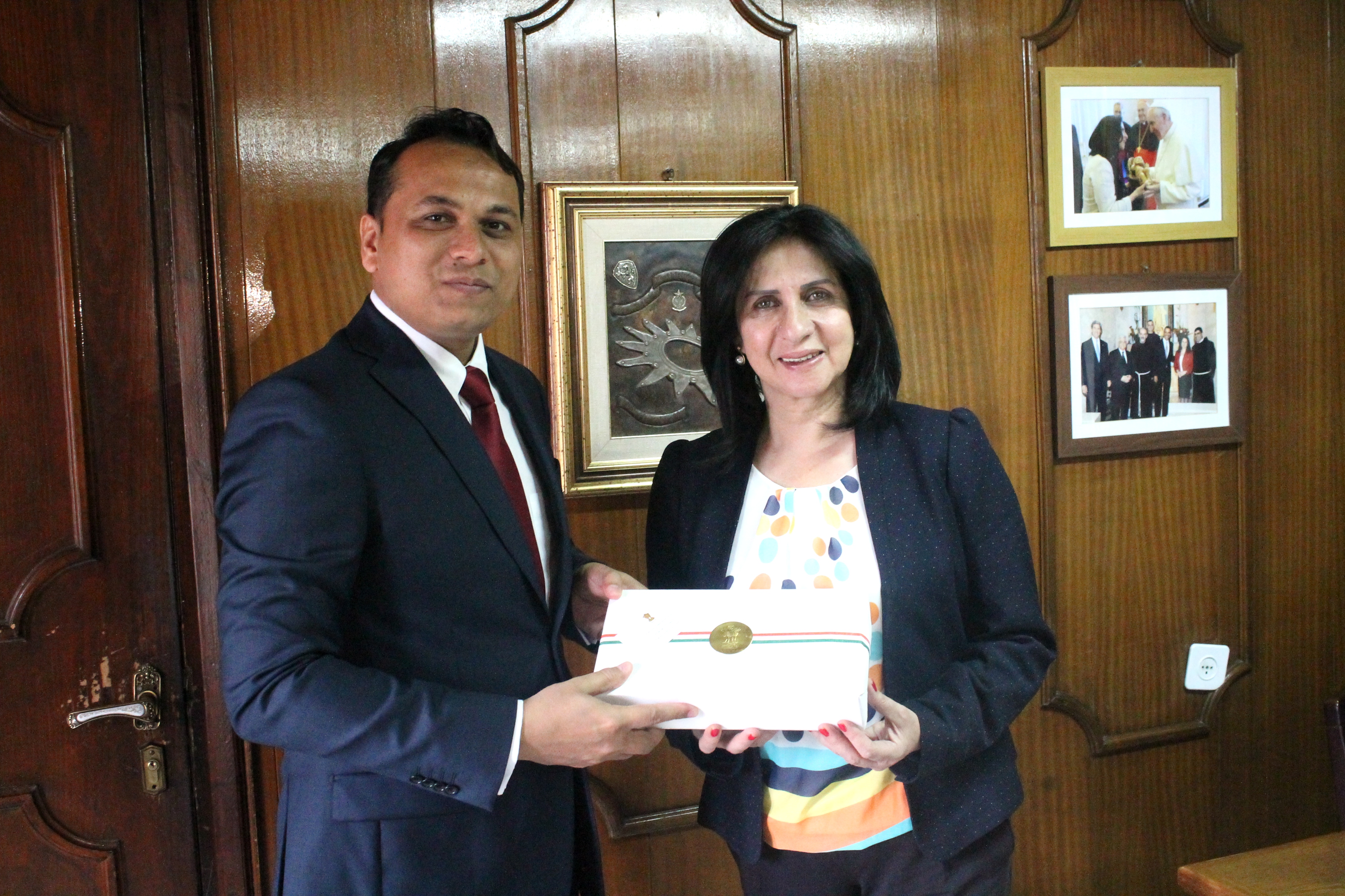 رئيسة بلدية بيت لحم تستقبل ممثل الهند في فلسطين وتضعه عند اخر تطورات المدينة