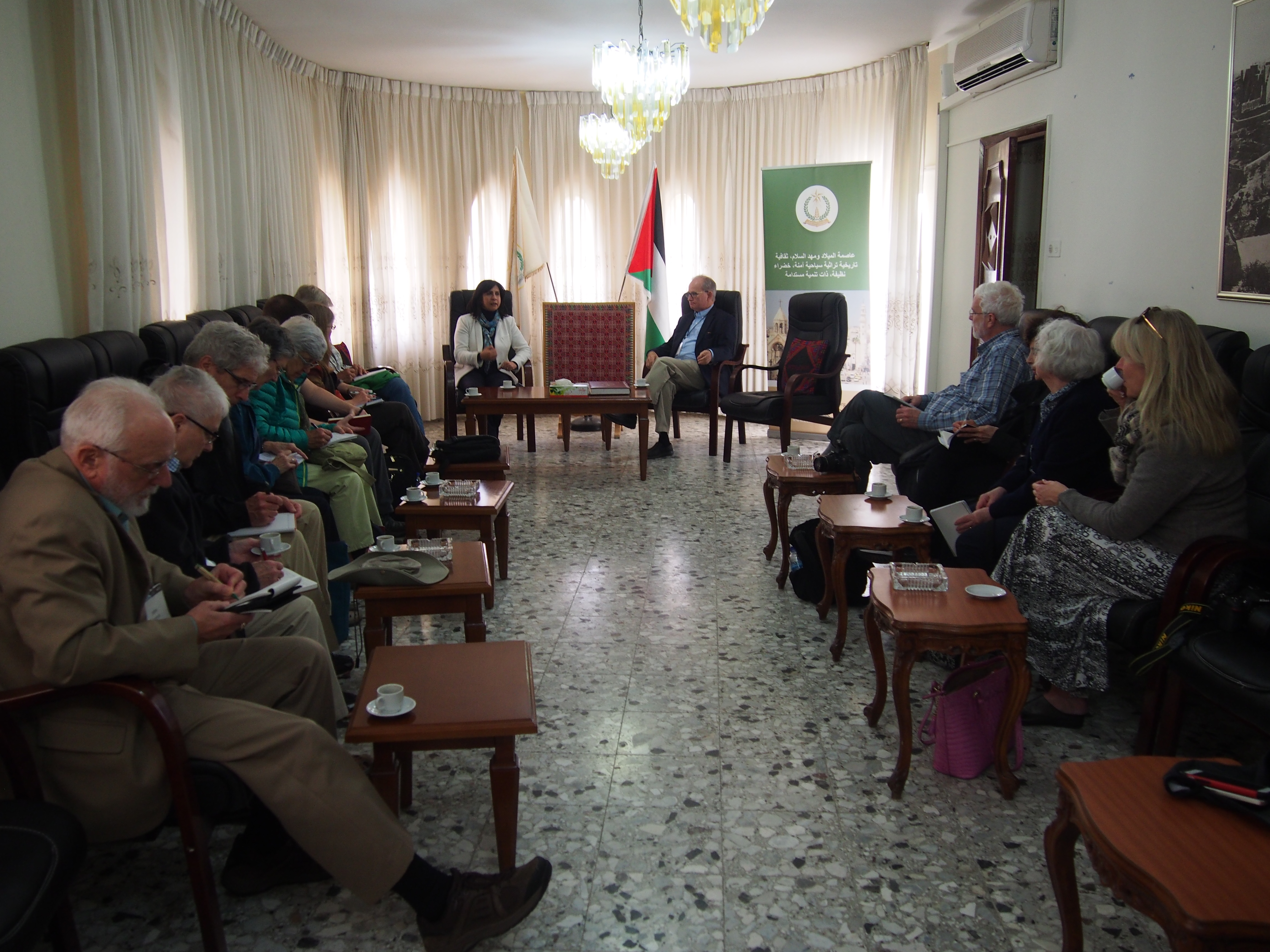 رئيسة بلدية بيت لحم تلتقي بوفد أمريكي من كبار رجال الدين المسيحيين وخبراء في الإعلام وتنقل لهم واقع الحصار في بيت لحم 