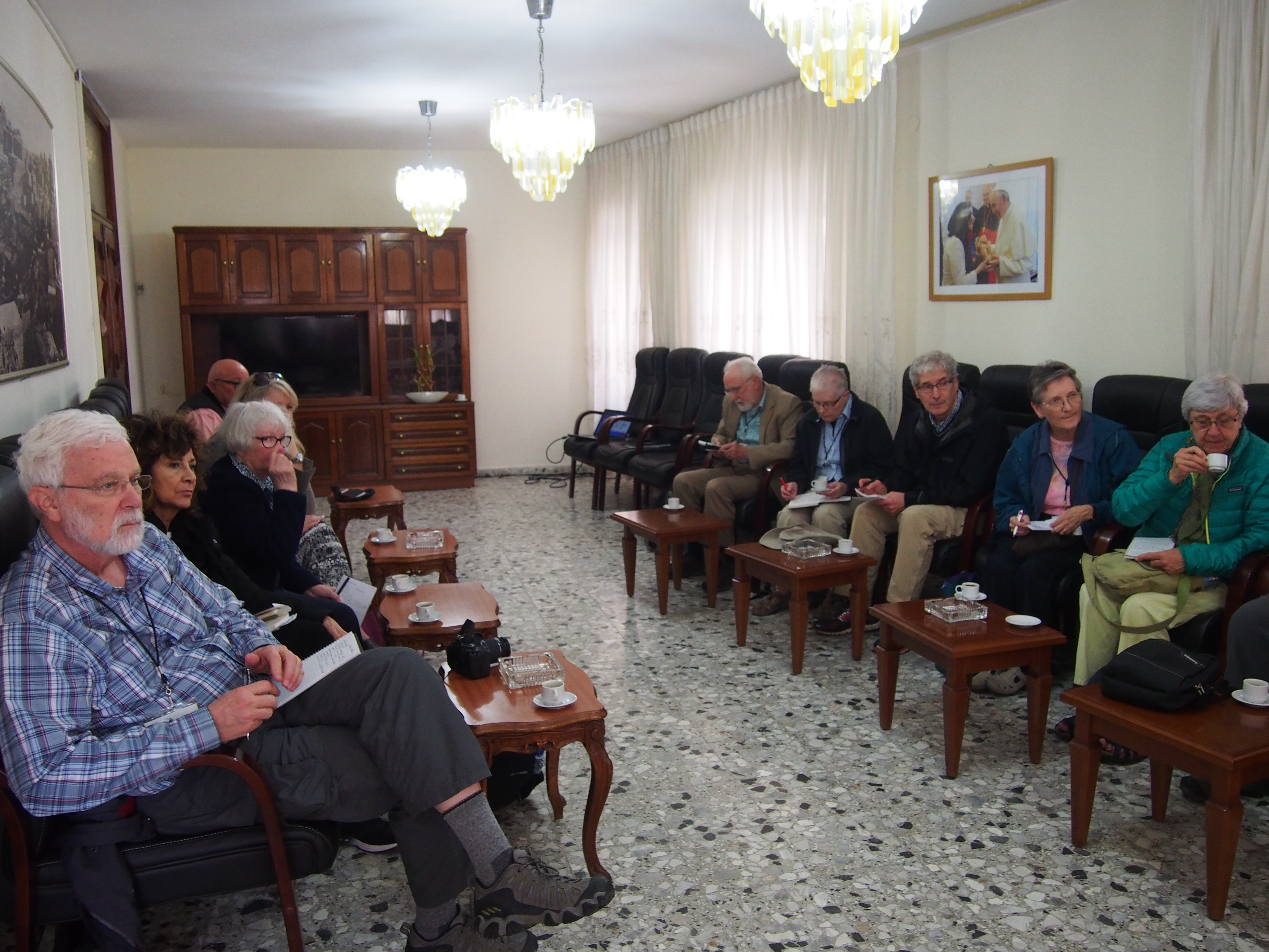 رئيسة بلدية بيت لحم تلتقي بوفد أمريكي من كبار رجال الدين المسيحيين وخبراء في الإعلام وتنقل لهم واقع الحصار في بيت لحم 