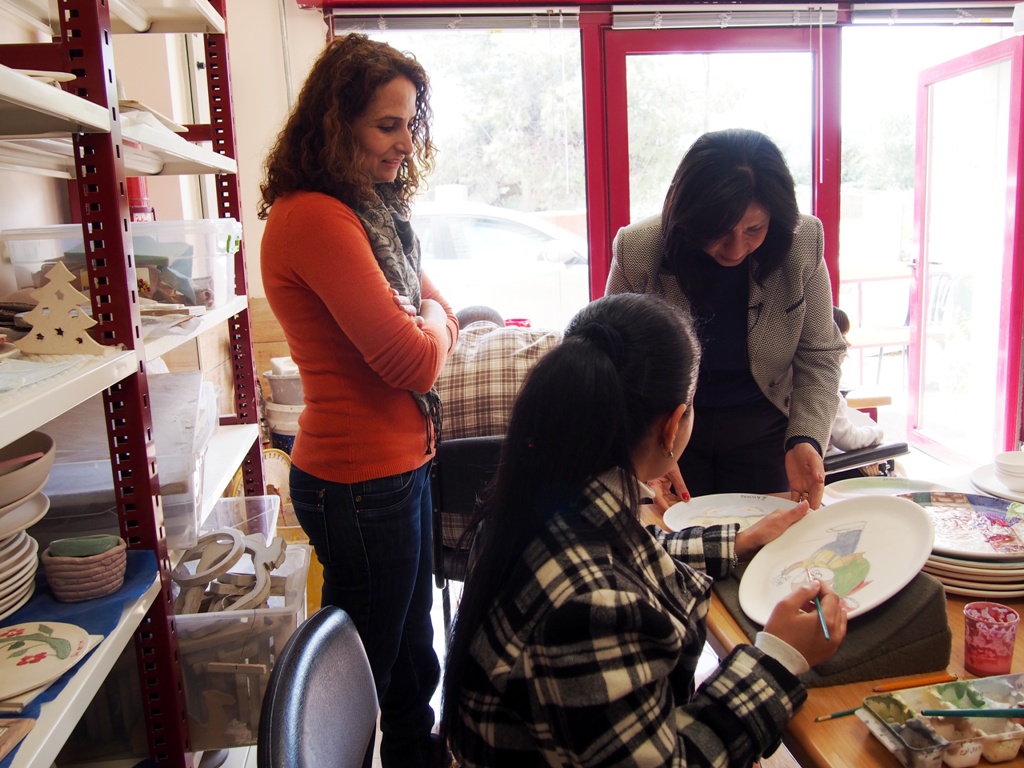  رئيسة بلدية بيت لحم تُكرم مؤسسة اللايف جيت لمشاركتهم في ماراثون فلسطين وتتجول في أقسام المؤسسة وتلتقي الأشخاص ذوي الإعاقة 